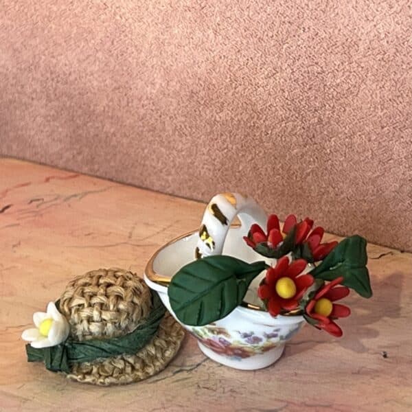 Miniature hat og kurv fra Reutter Miniaturen