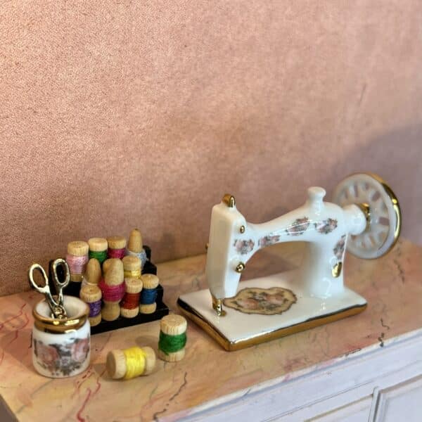 Symaskine i miniature til dukkehus systuen