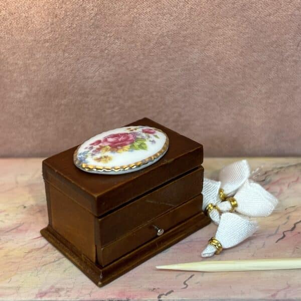 Miniature bestik skuffemøbel med porcelæns emblem