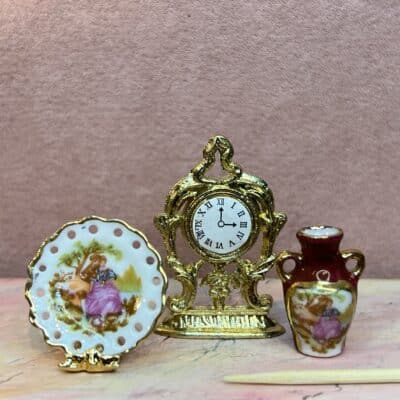 Miniature kaminsæt bestående af Barok platte og vase samt et "guld" kaminur. Smukt sæt til dukkehuset i 1:12