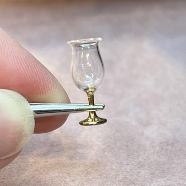 Så lille er det fine miniature glas i 1:12
