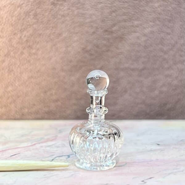 Miniature parfume Falcon til dukkehuset. Proppen kan tages af