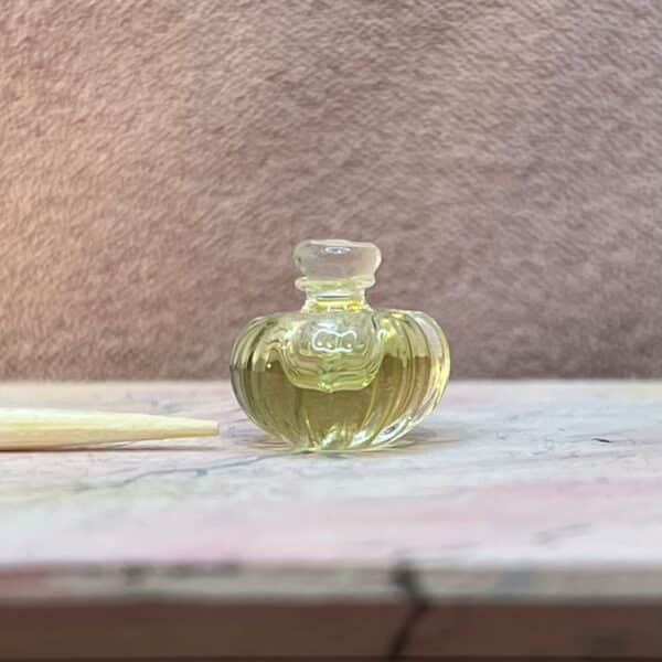 Glas flacon med parfume til dukkehus