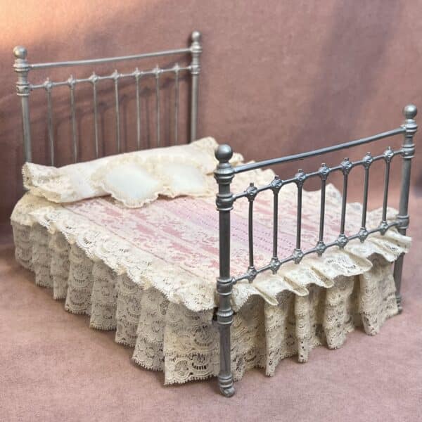 Miniature blonde / flæse sengetæppe i antik hvid eller cremehvid