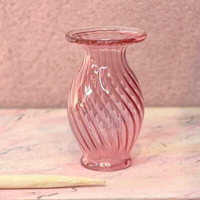 Cranberryglass vase i timeglas snoet design
