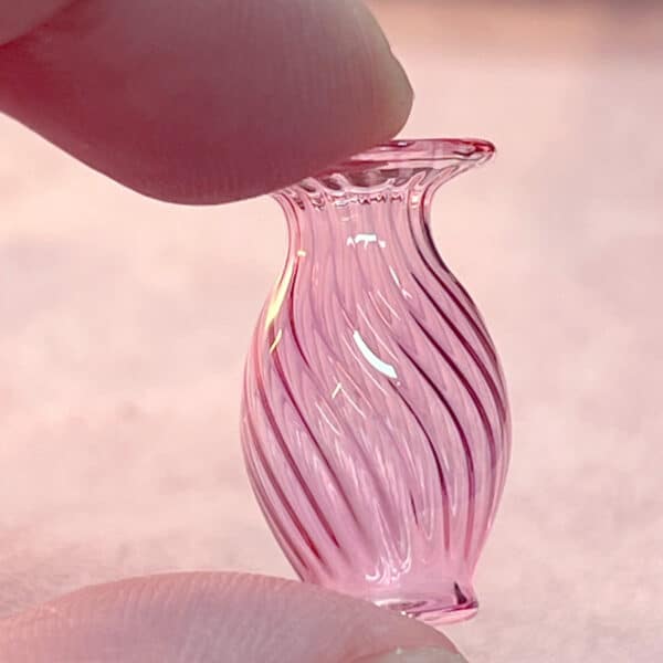glasvase i cranberryglass - elegant snoet timeglasform