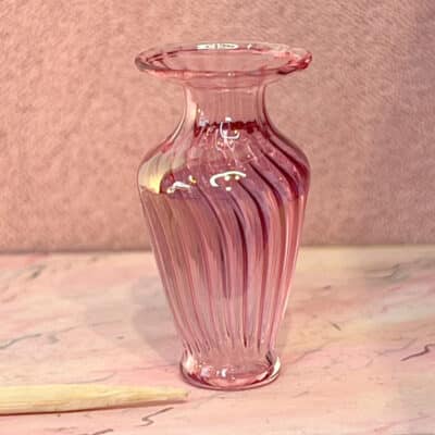 Glas vase i snoet tranebærglas - Græsk stli