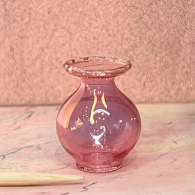 Lille miniature vase i kugleformet tranebærglas