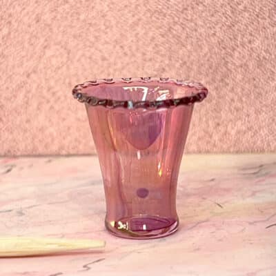 Konisk tranebærglas vase til dukkehus