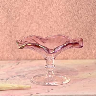 Miniature skål i bølget tranebærglas,