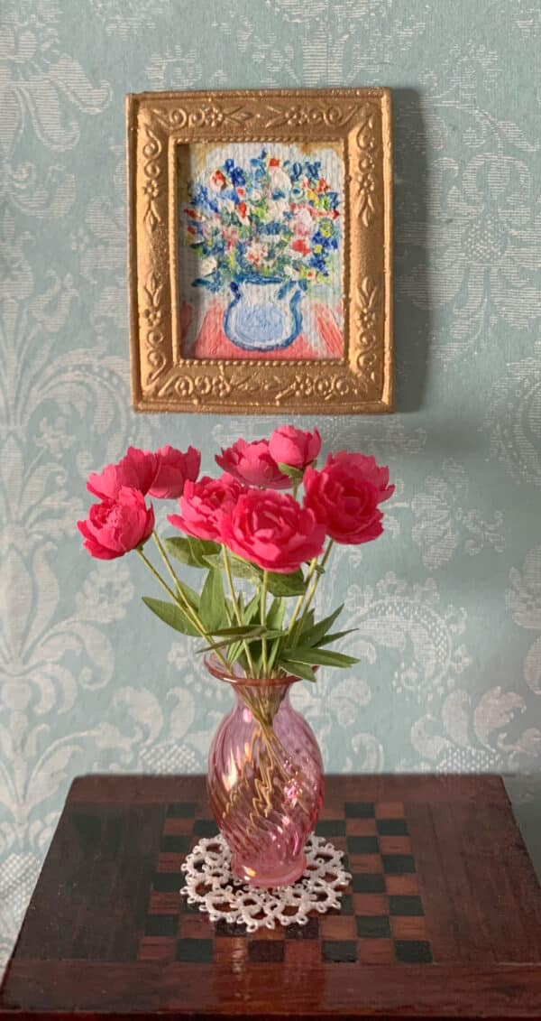 Vase med roser til dukkehuset