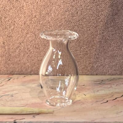 Klassisk vase i glas til dukkehuset