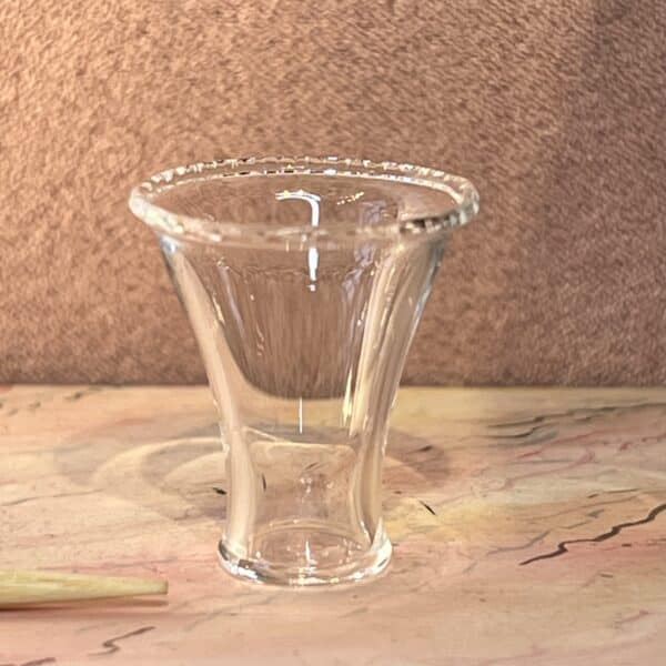 Tulipanvase i klart glas med bølget kant i miniature til dukkehus