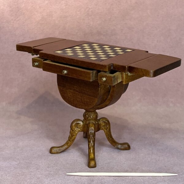 Victoriansk skakbord i valnødtræ til dukkehus