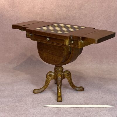 Miniature skakbord i valnød til det victorianske dukkehus 1:12