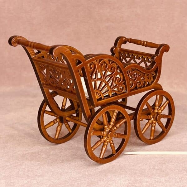 Victoriansk barnevogn udskåret i valnødtræ - Miniature ting i 1:12