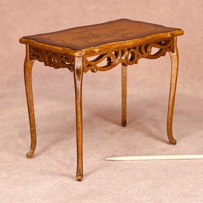 Bord i miniature 1:12 håndmalet som Intarsia og fint udskåret i valnødtræ