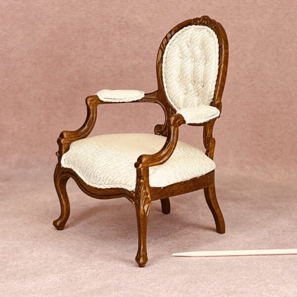 Miniature stol med hvid polstring og fine udskæringer i valnød