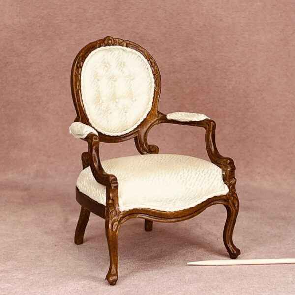 Hvid polstret dukkehus stol - smukt udskåret George III stol