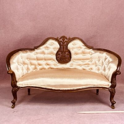 Victoriansk miniature sofa med champagne farvet polstring of fine udskæringer