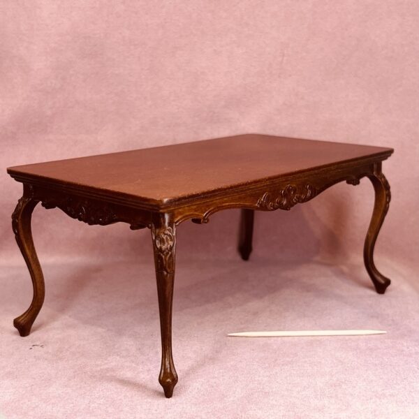 Valnød møbel i miniature 1:12 - spisebord med udskæringer