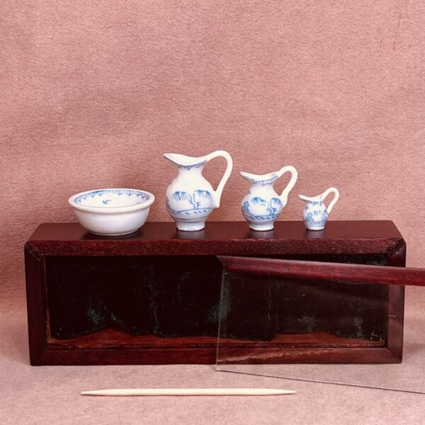 Vaskefad og 3 kander i håndmalet Kinesisk porcelæn, med tilhørende æske i maghoni