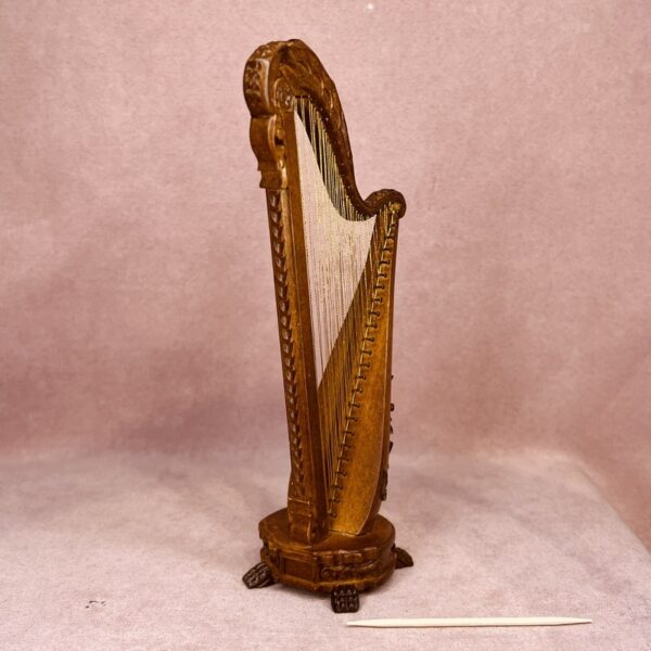 Musikinstrument til dukkehus. Den fineste harpe
