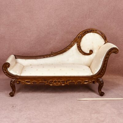 Miniature chaiselong sofa i udskåret valnød