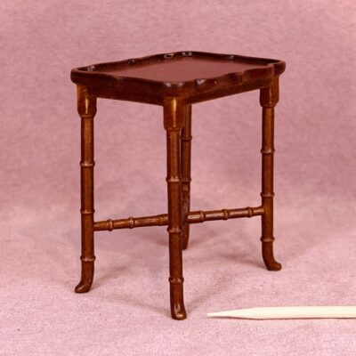 Sidebord eller lampebord udskåret i valnød. Miniature møbel i 1:12 til dukkehus stuen
