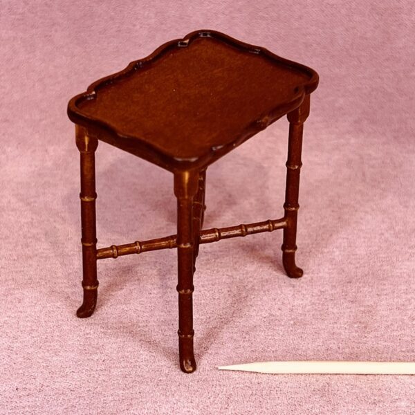 Miniature bord / bakkebord i skala 1:12. Dukkehusmøbler