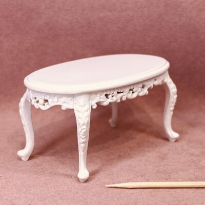 Miniature bord / sofabord / kaffebord udskåret i hvidmalet træ