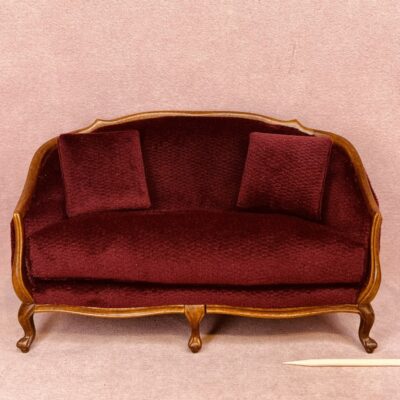 Miniature sofa i valnød med mørkerød fløjl polster