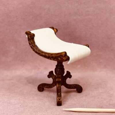 Harpestol fint udskåret i valnødtræ m hvidt sæde i miniature 1:12
