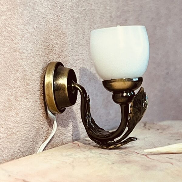 Væglampe i miniature i bronze og med lille rund plast skærm