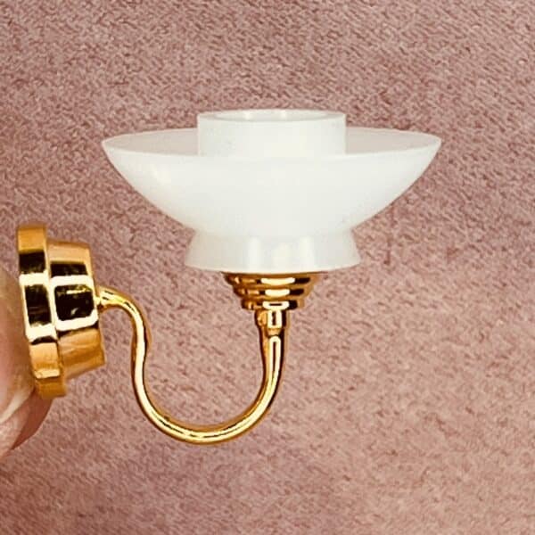 Væglampe i miniature med hvid plastskærm og med bi-pin pære