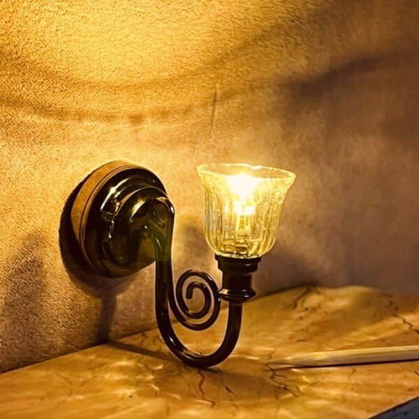 Dukkehus LED lampe med glasskærm og fint varmt lys