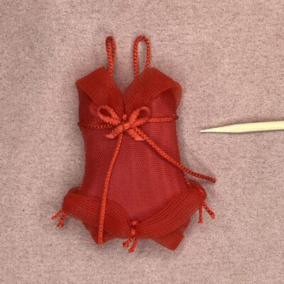 Miniature corsage i klar rød med sløjfer og tyl