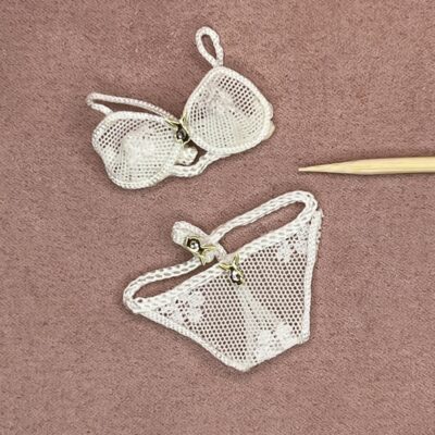 Miniature lingeri i hvid - brysteholder og G-streng trus