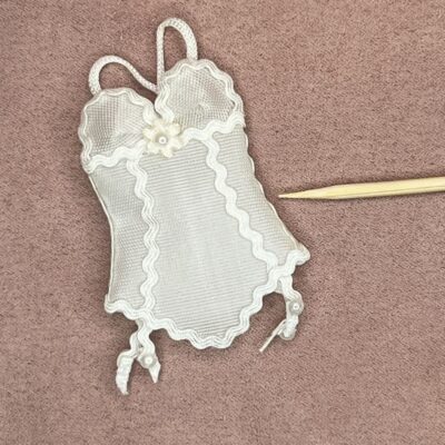 Dukkehus corsage i hvid satin - skala 1:12 undertøj