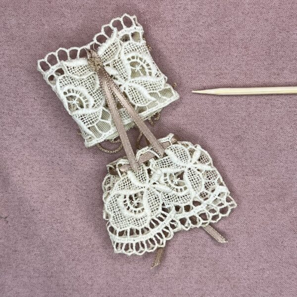 Miniature corsage med tilhørende trusser i skala 1/12