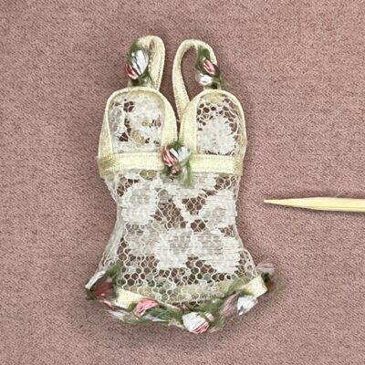 Miniature corsage m blomster - 1:12 undertøj