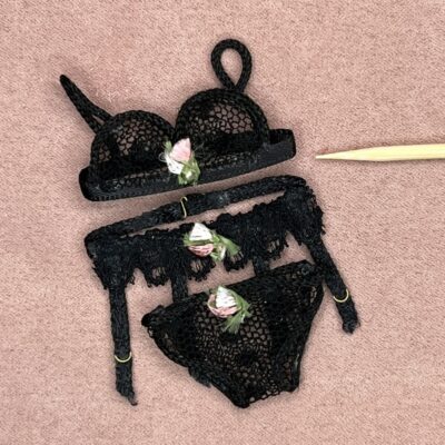 Dukkehus undertøj i sort med små roser - dukkehus lingeri