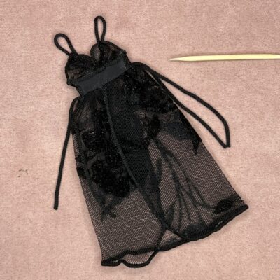 Miniature Negligè i sort blonde med snøre i siderne og spaghetti stropper