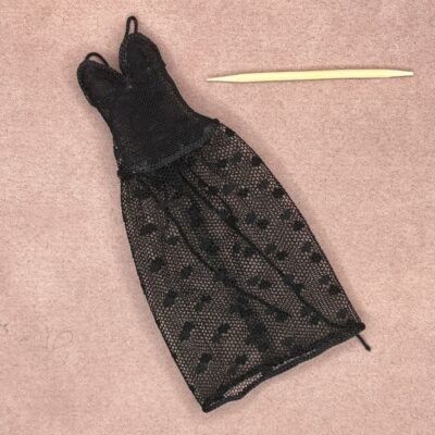 Miniature natkjole i sort blonde - kan bruges på dukkehus dukke, hvis størrelsen passer