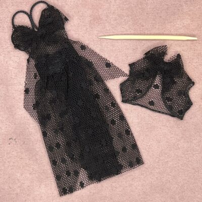 Mininature Negligè kjole med lille top i sort tyl m prikker