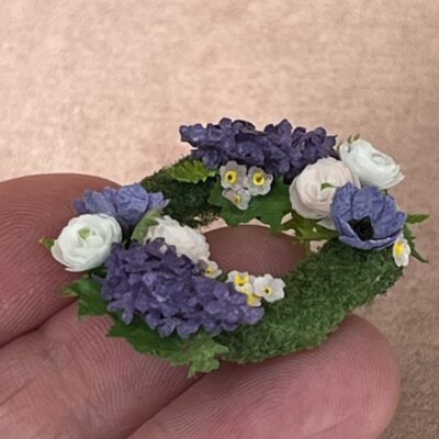 1:12 blomsterkrans med violette og hvide miniature blomster - unik og håndlavet af Sabina