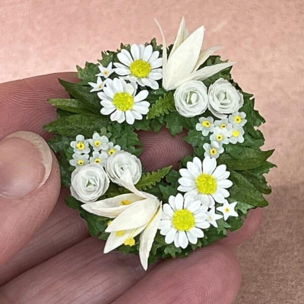 Miniature blomsterkrans med hvide papirs dukkehusblomster i skala 1:12