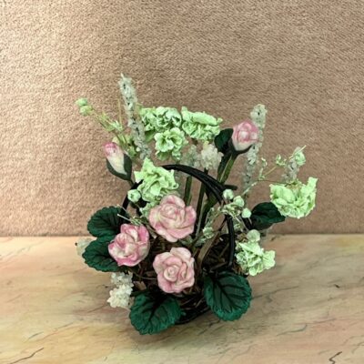 Blomster kurv med roser og Pænoner i miniature