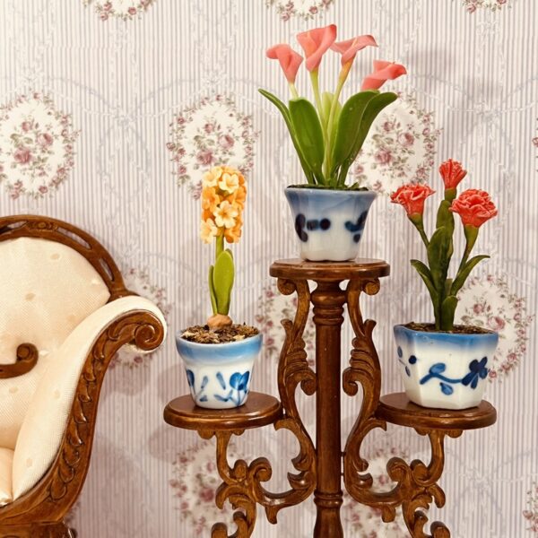 Miniature blomster lavet i ceranit og "plantet" i porcelæns urtepotter