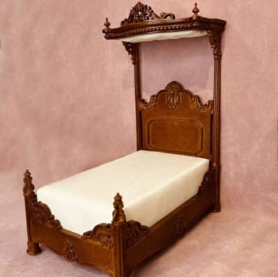 Victoriansk dukkehus seng i skala 1:12 til dukkehus